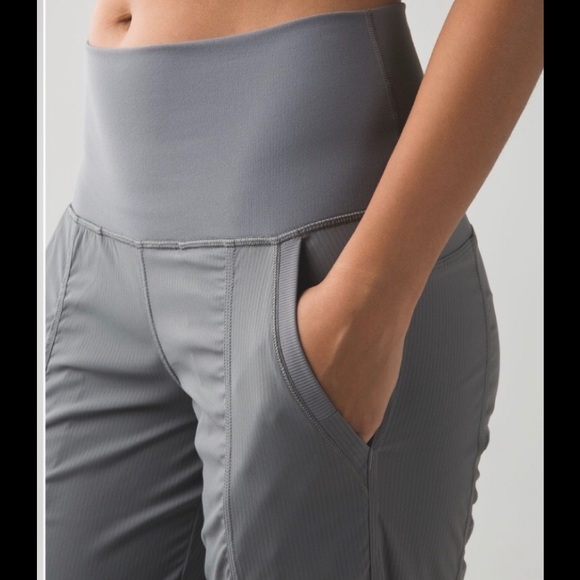 lululemon athletica Pants - NEW Lululemon In flux Crop Pant